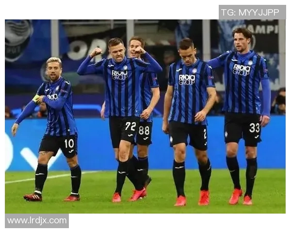 全球顶级足球联赛激烈对决球迷热情高涨赛事发展引领足球新风潮 全球顶级足球联赛激烈对决球迷热情高涨赛事发展引领足球新风潮